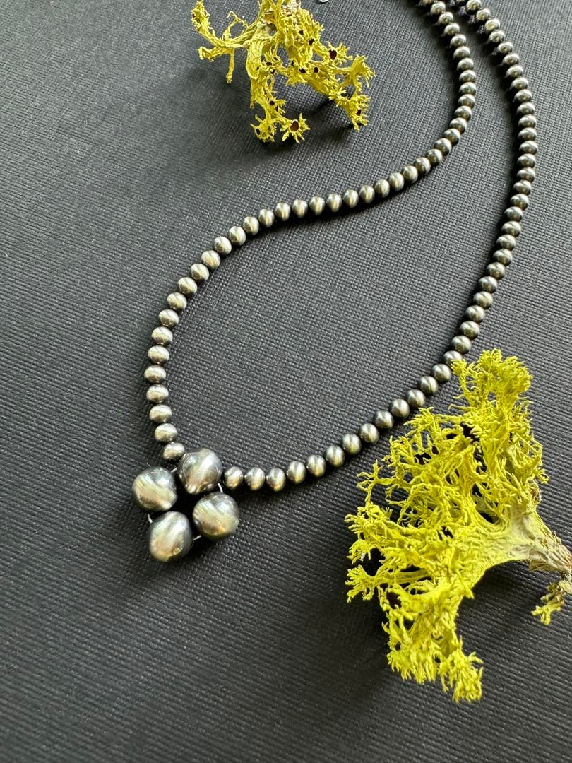 Clover Navajo Pearl Style Necklace in Sterling Silver - LeSilveStone