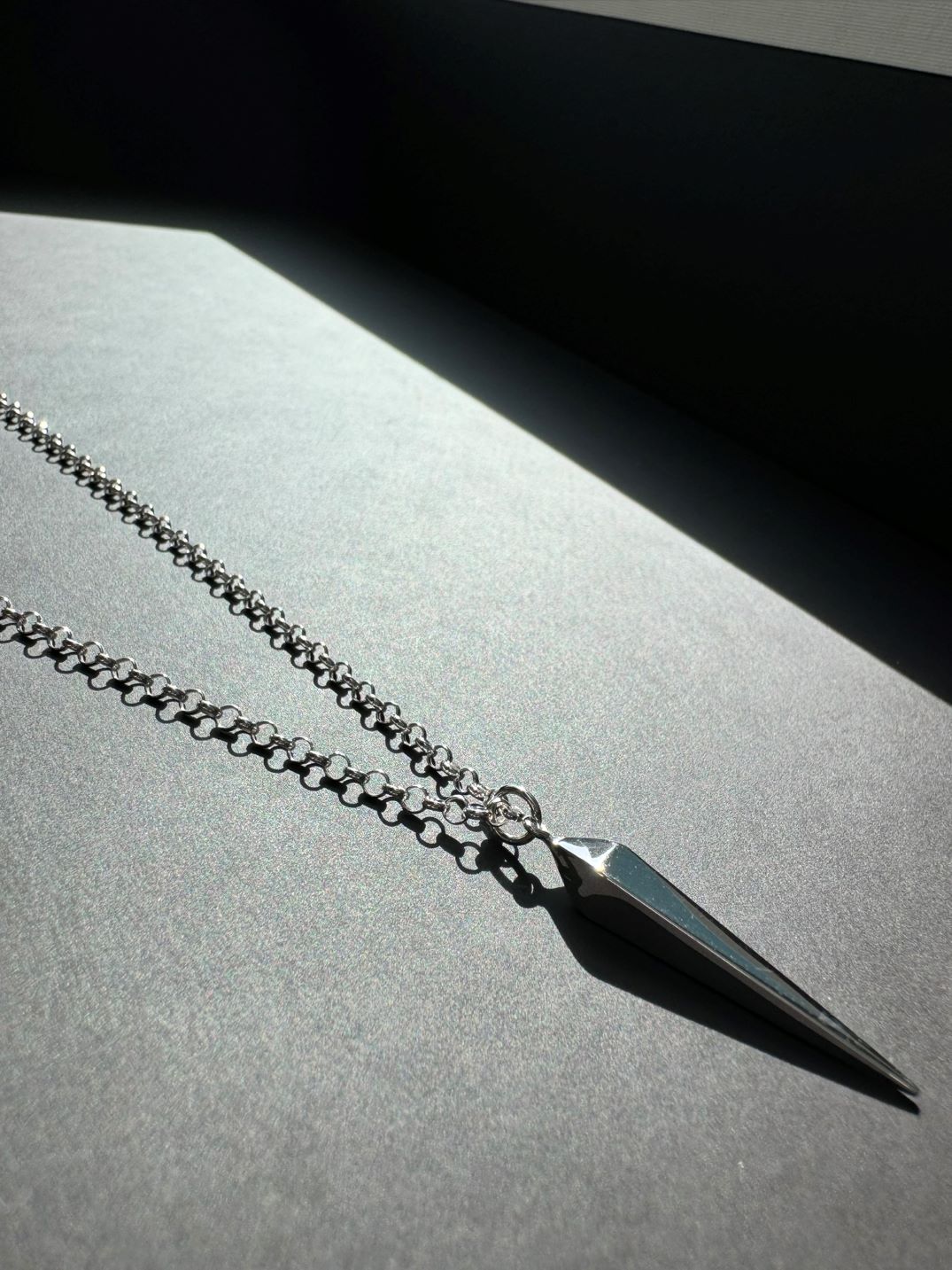 Collana in metallo con agata grigia e sfere perlizzate - Gioielli Collana in metallo con agata grigia e sfere perlizzate - Gioielli
